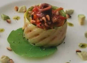 Courgetterolletjes met avocado, tomaat en ansjovis