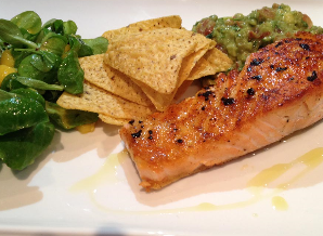 Gegrilde Zalm met Guacamole en veldsla met mango