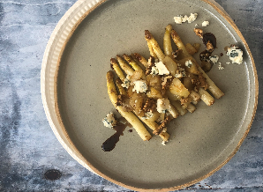 Asperges met blauwschimmelkaas, walnoten en peer